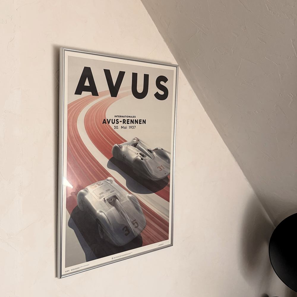 Ein AVUS-Poster an der Wand und das Datum 1937