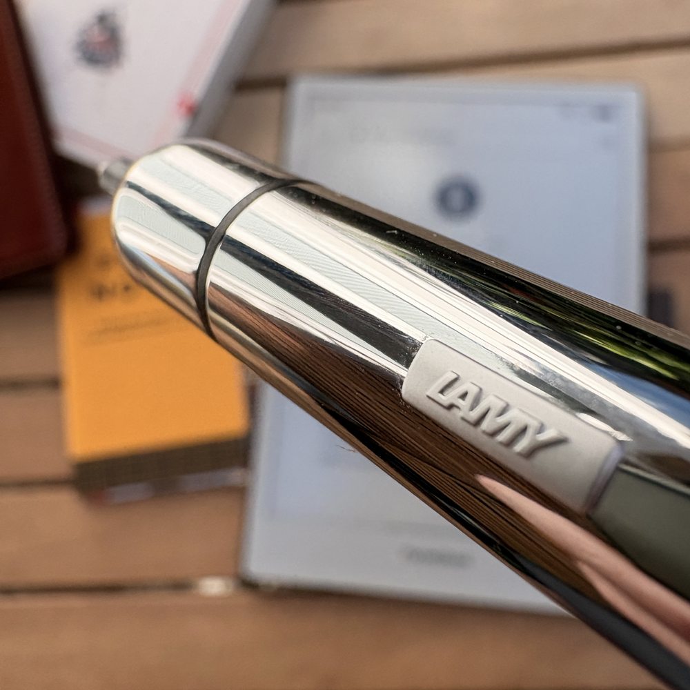 Nahaufnahme des LAMY pico chrome mit Logo und spiegelnder Chromoberfläche