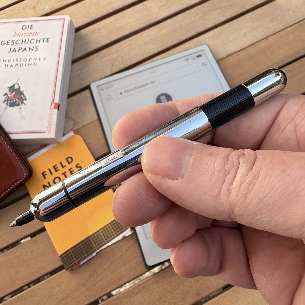 Nahaufnahme des LAMY pico chrome mit Logo und spiegelnder Chromoberfläche