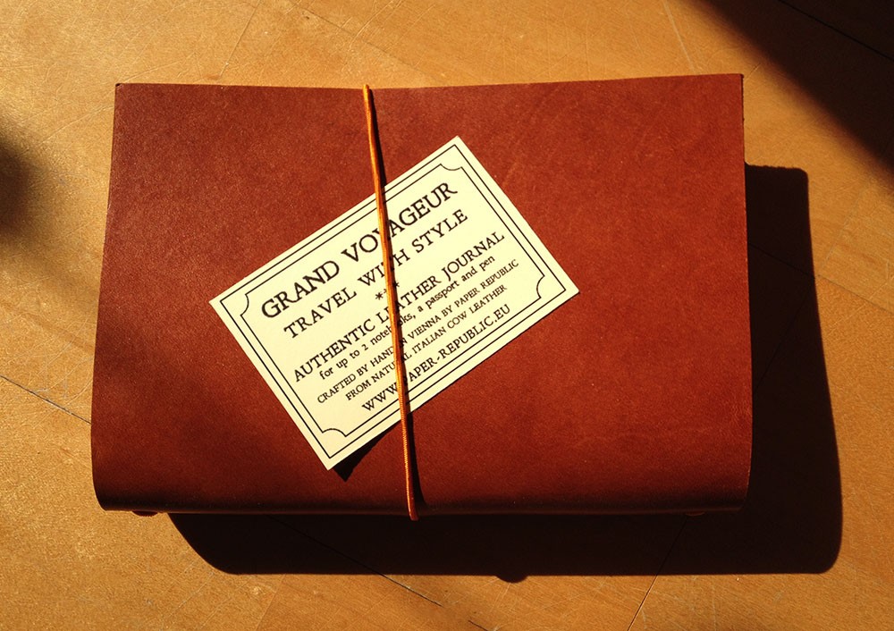 Paper Republic Grand Voyageur Notizbuch aus Leder auf Holztisch.