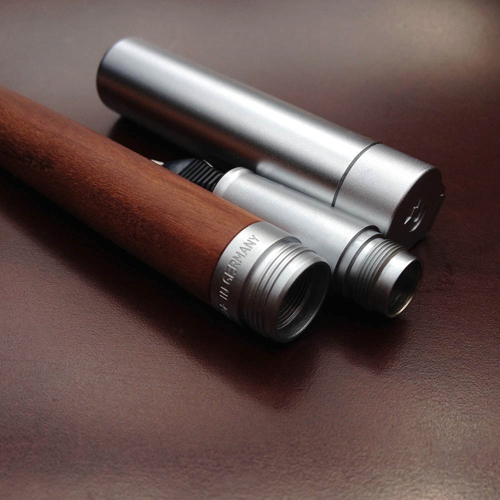 Staedtler Lignum Füllhalter mit Holzschaft und Metallkappe auf dunklem Schreibtisch