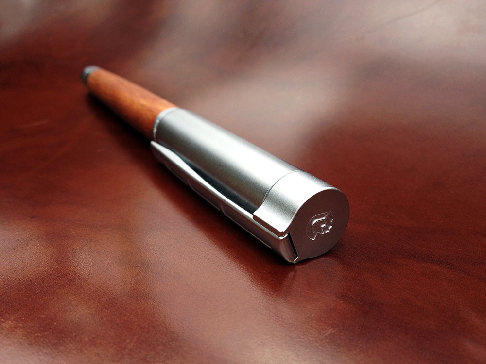Staedtler Lignum Füllhalter mit Holzschaft und Metallkappe auf dunklem Schreibtisch