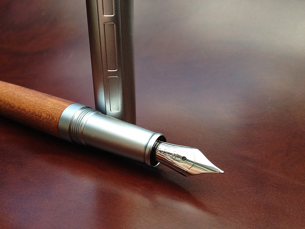 Staedtler Lignum Füllhalter: Holz, Metall und ein ruhiger Federstrich