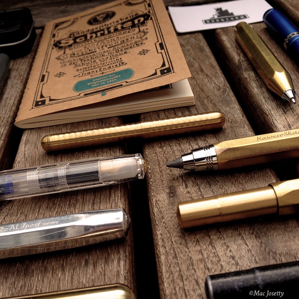 Messingstifte und Notizbuch als Teil eines EDC-Setups