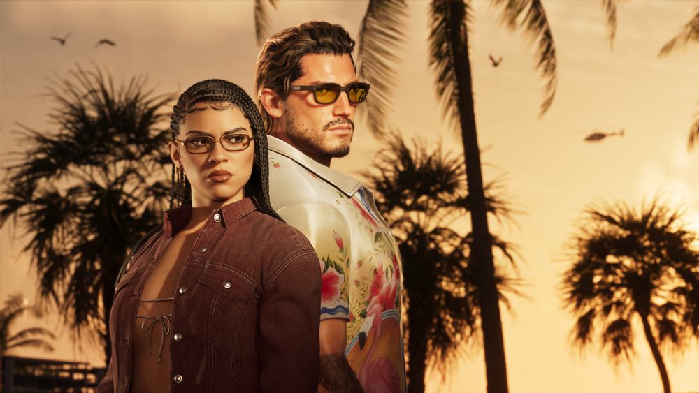 Die Hauptfiguren Lucia und Jason aus GTA VI stehen Rücken an Rücken vor einer Palmenkulisse im Abendlicht.