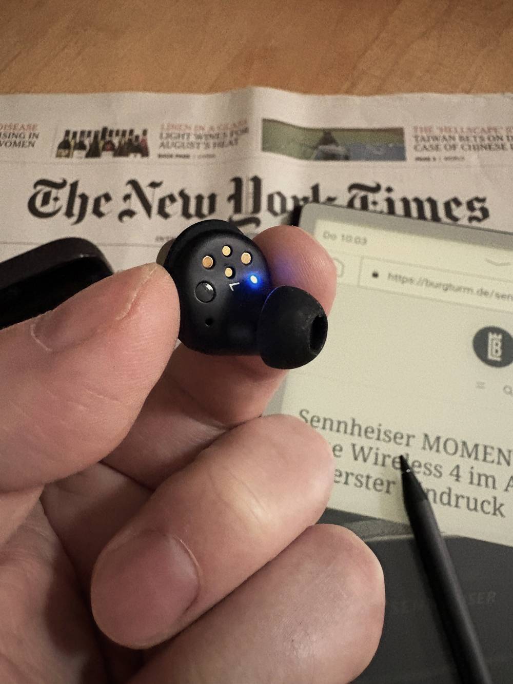 Nahaufnahme eines Sennheiser MOMENTUM True Wireless 4 mit Ohradapter.