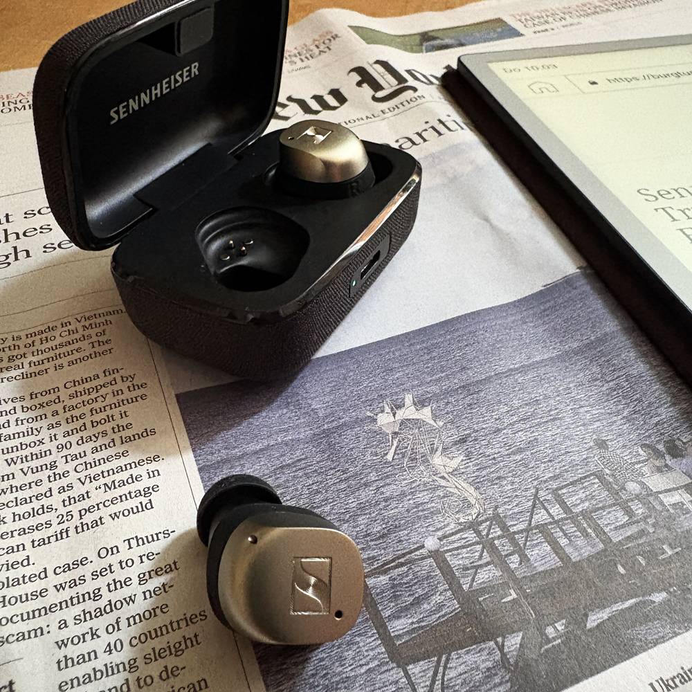 Sennheiser MOMENTUM True Wireless 4 mit geöffnetem Ladecase.